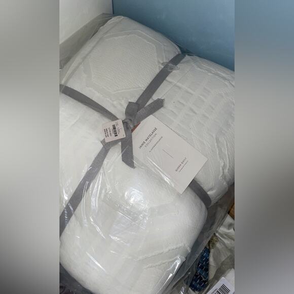 Anthropologie NWT Queen Janie Matelassé Quilt and‎ standard shams - Picture 3 of 7